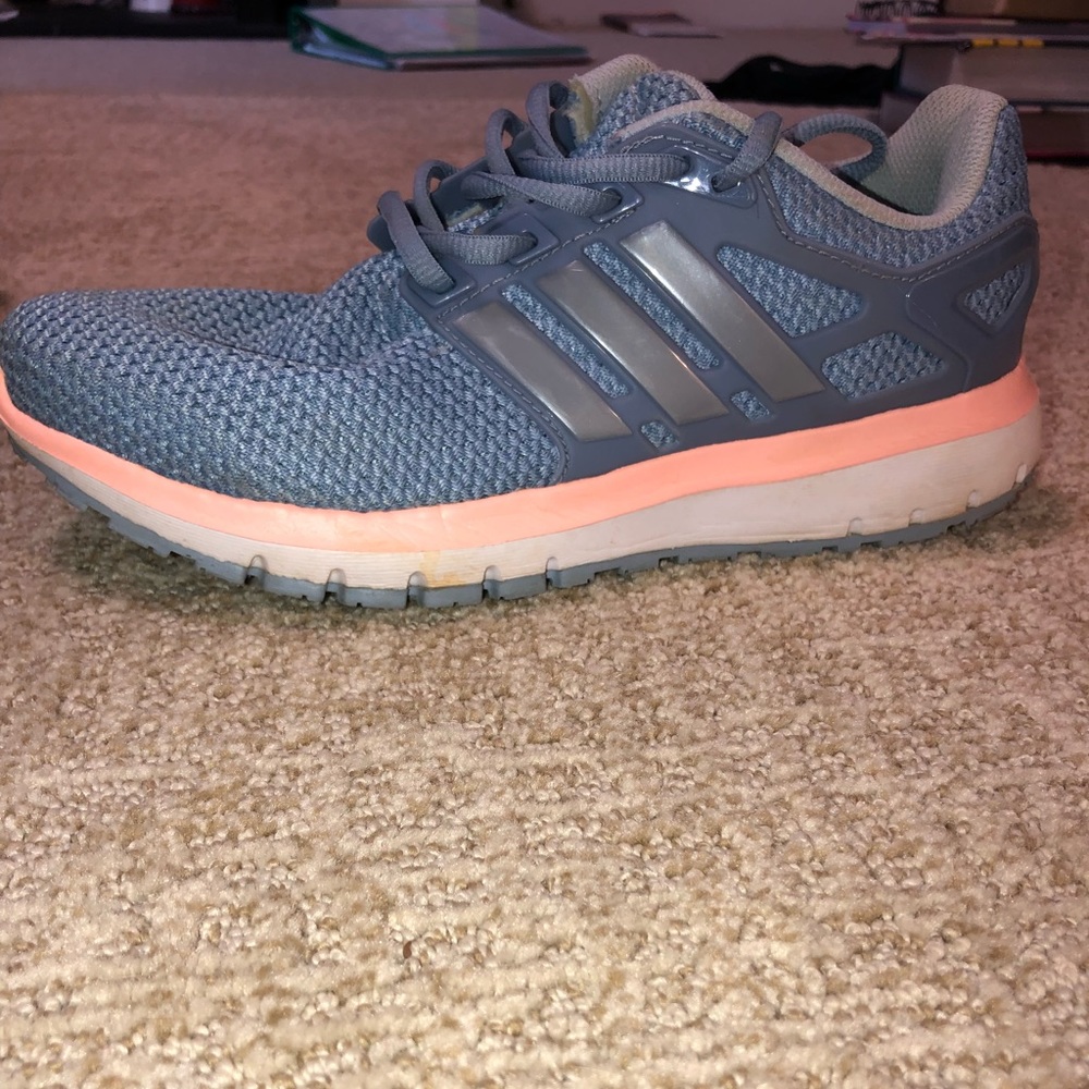 Tennis shoes